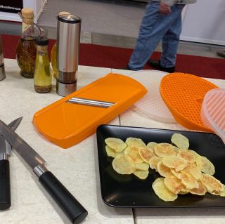 Máte chuť na DOMÁCE ZEMIAKOVÉ ČIPSY? Pripravíte si ich v pohodlí Vašeho domova za pár minút s BÖRNER CHIPSMAKEROM. 👍...